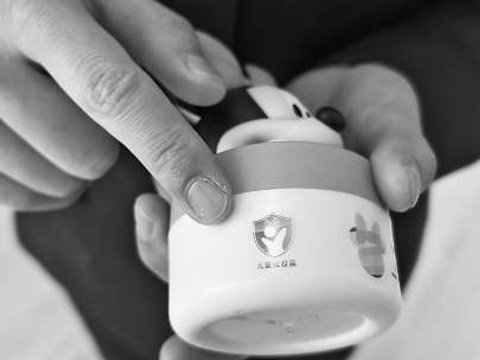 化妆品安全知识宣讲进校园