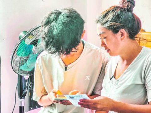 “带母亲去吃她想吃却又总省给我们的美食”