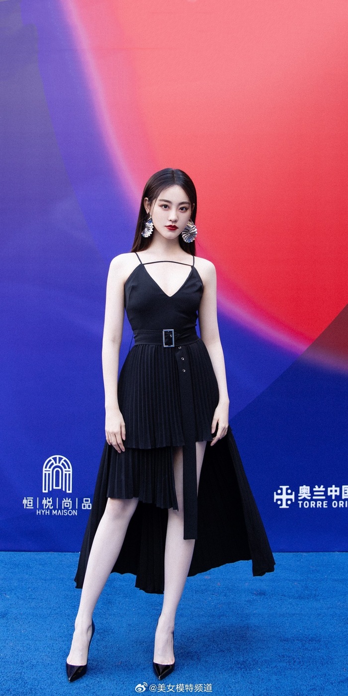 祝绪丹红唇黑裙明艳优雅活动写真