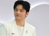 好久不见！男乒奥运冠军受热烈欢迎：樊振东身穿白色西装出席活动