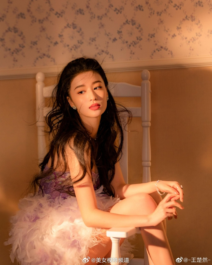 王楚然一抹烈焰红唇眼神勾人长卷发披肩尽显成熟韵味