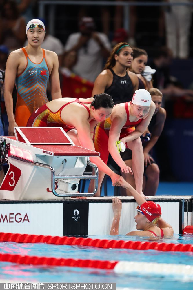 中国队摘得女子4×200米自由泳接力铜牌后