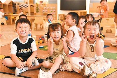 暑假愁托育?政策来托举(健谈)