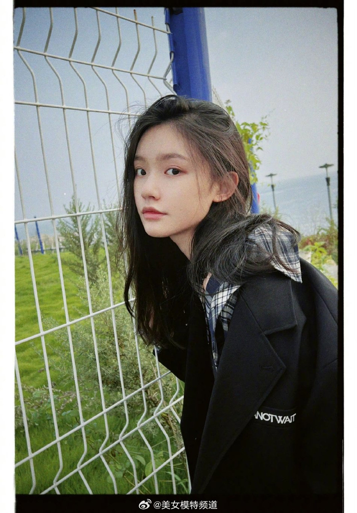 林允发日常照感谢粉丝陪伴 小西装格子衬衣乖巧甜美