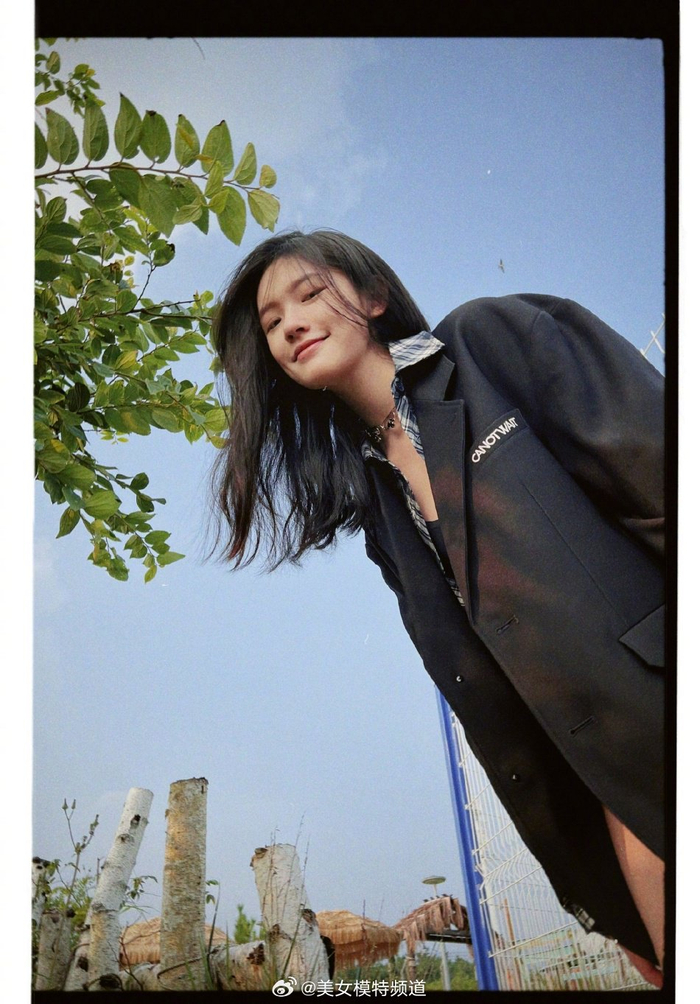 林允发日常照感谢粉丝陪伴 小西装格子衬衣乖巧甜美