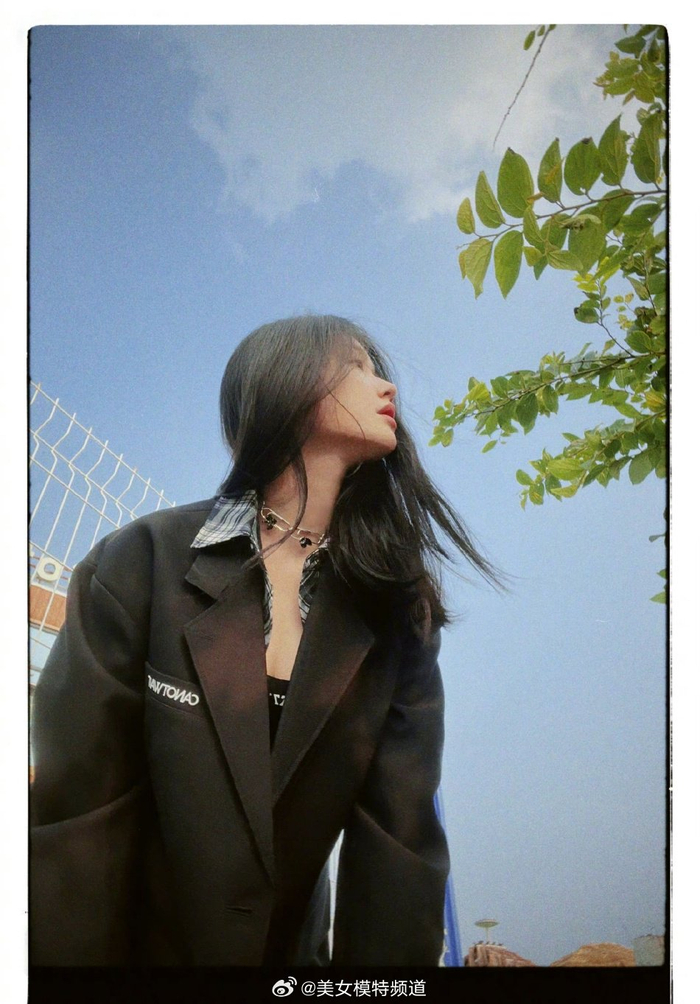 林允发日常照感谢粉丝陪伴 小西装格子衬衣乖巧甜美