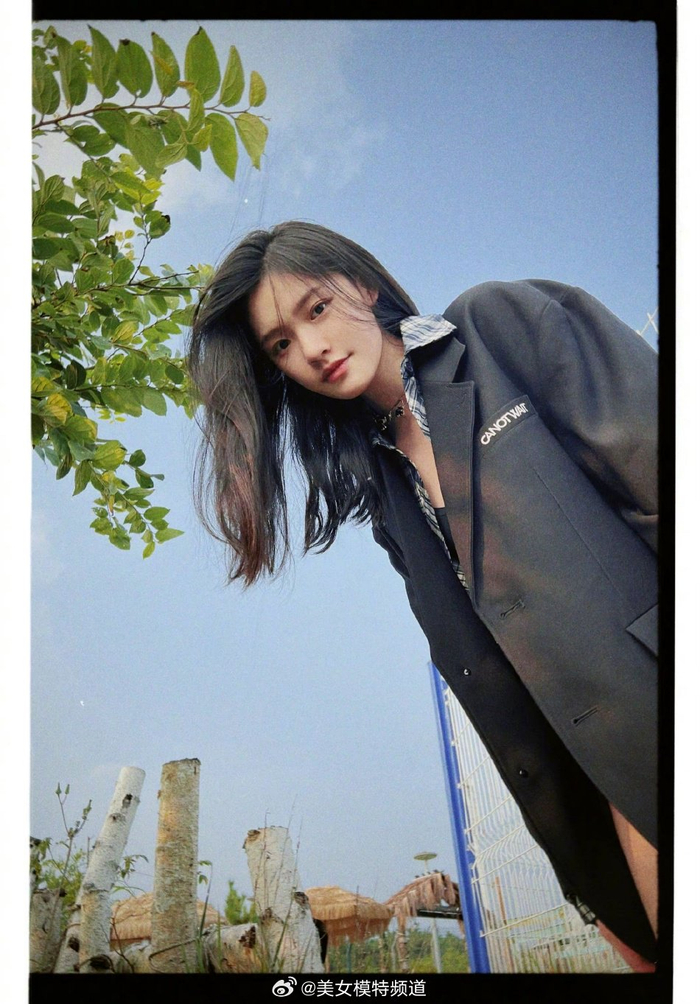 林允发日常照感谢粉丝陪伴 小西装格子衬衣乖巧甜美