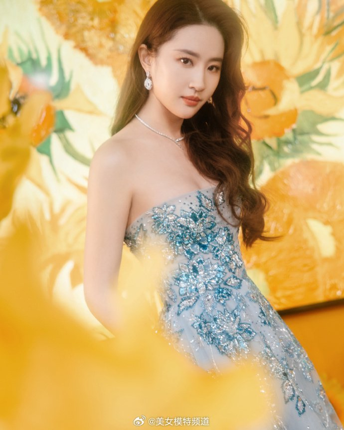 刘亦菲一袭水蓝色抹胸长裙置身于向日葵花海造型好仙