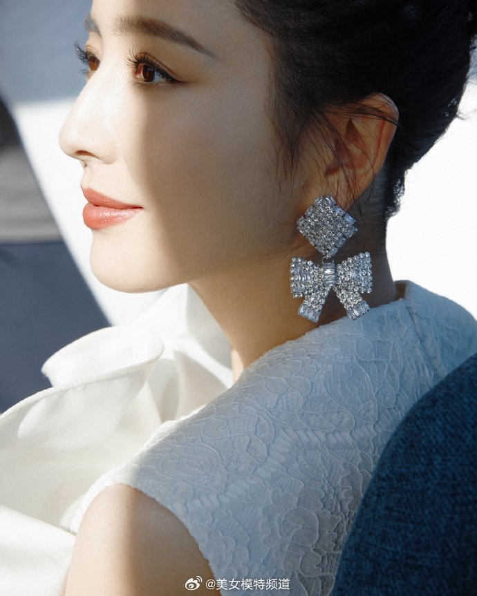 佟丽娅穿白裙置身玫瑰花海 迎着阳光抿嘴微笑优雅迷人