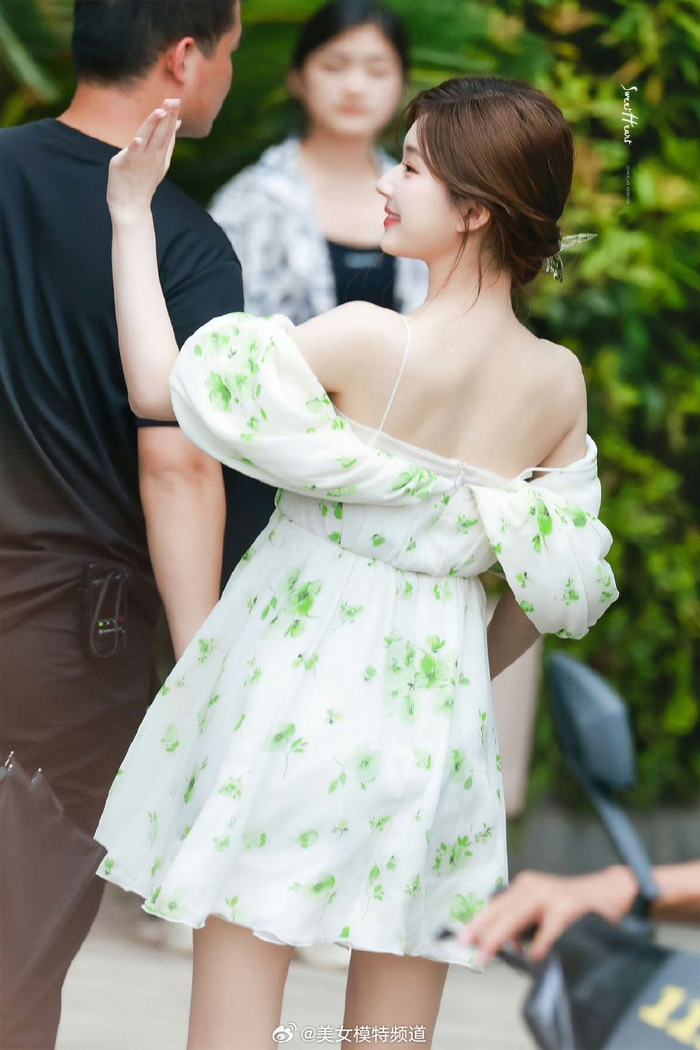 赵露思穿绿色碎花吊带裙仙气飘飘甜美可人