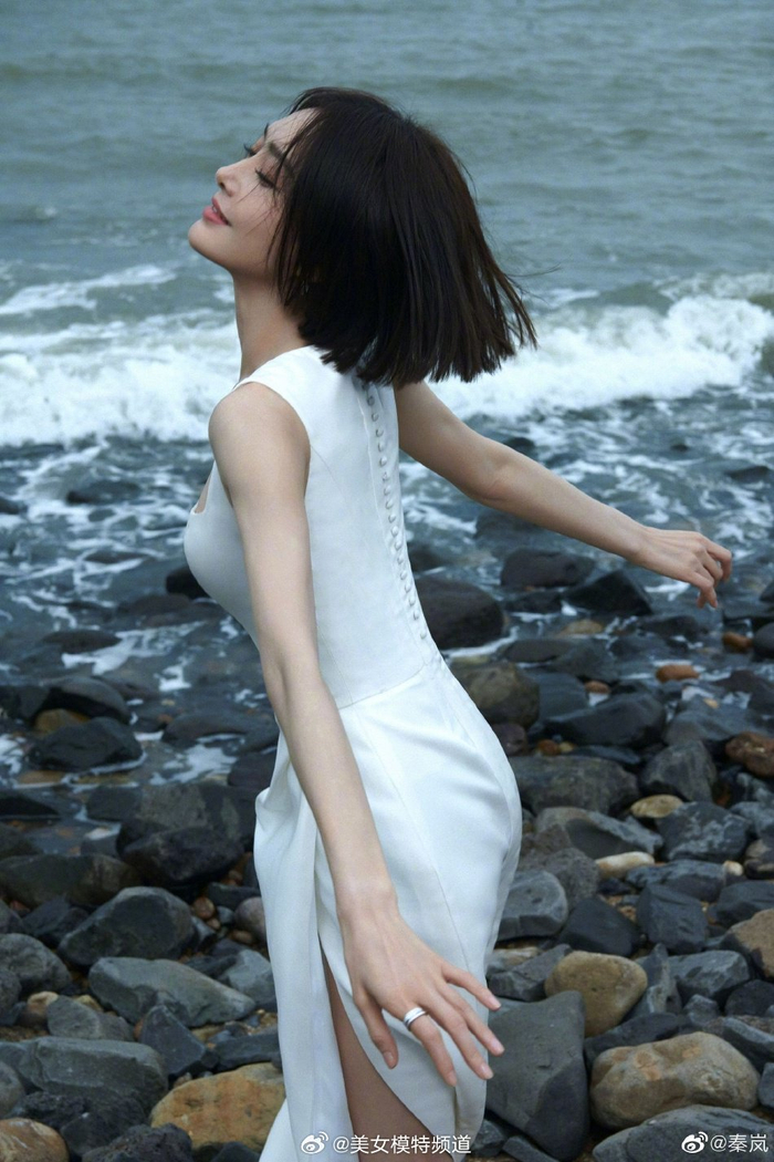 秦岚海边氛围感大片白色裹身高开衩长裙秀蛮腰细腿