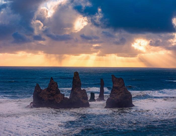 冰岛vik小镇最著名的黑沙滩与海上巨石