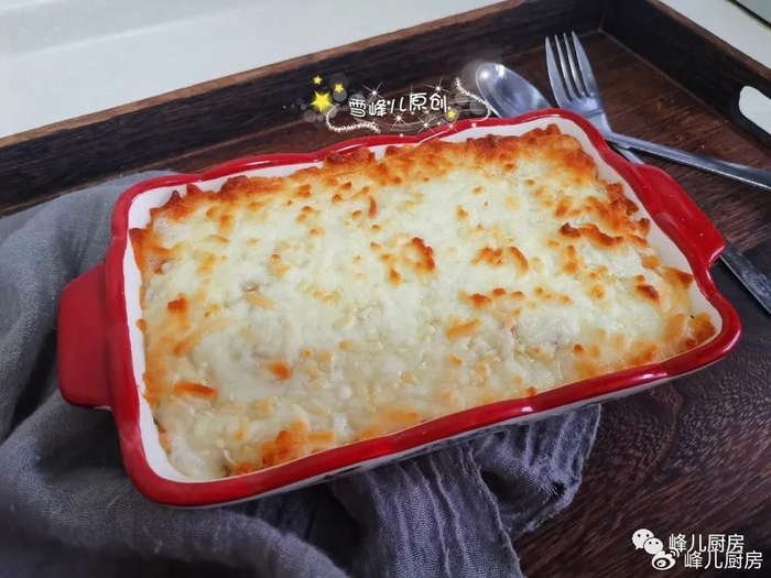 马苏里拉奶酪是奶酪的其中一种,马苏里拉奶酪的原材料是水牛奶的制品