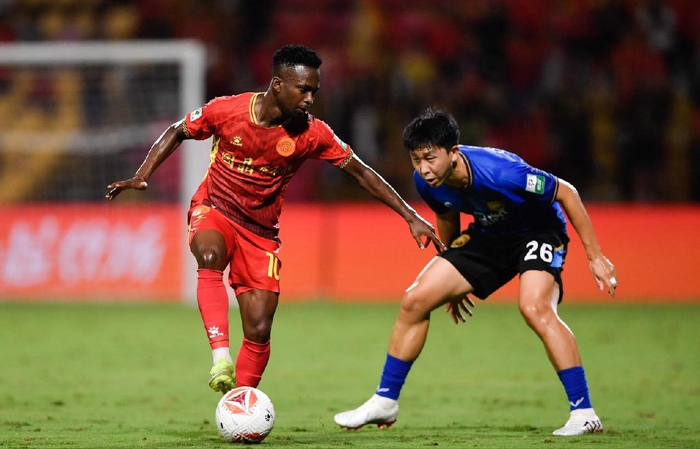 从恐截瘫到1个月复出！曝中甲外援伤情反转，颈椎骨折无瘫痪风险