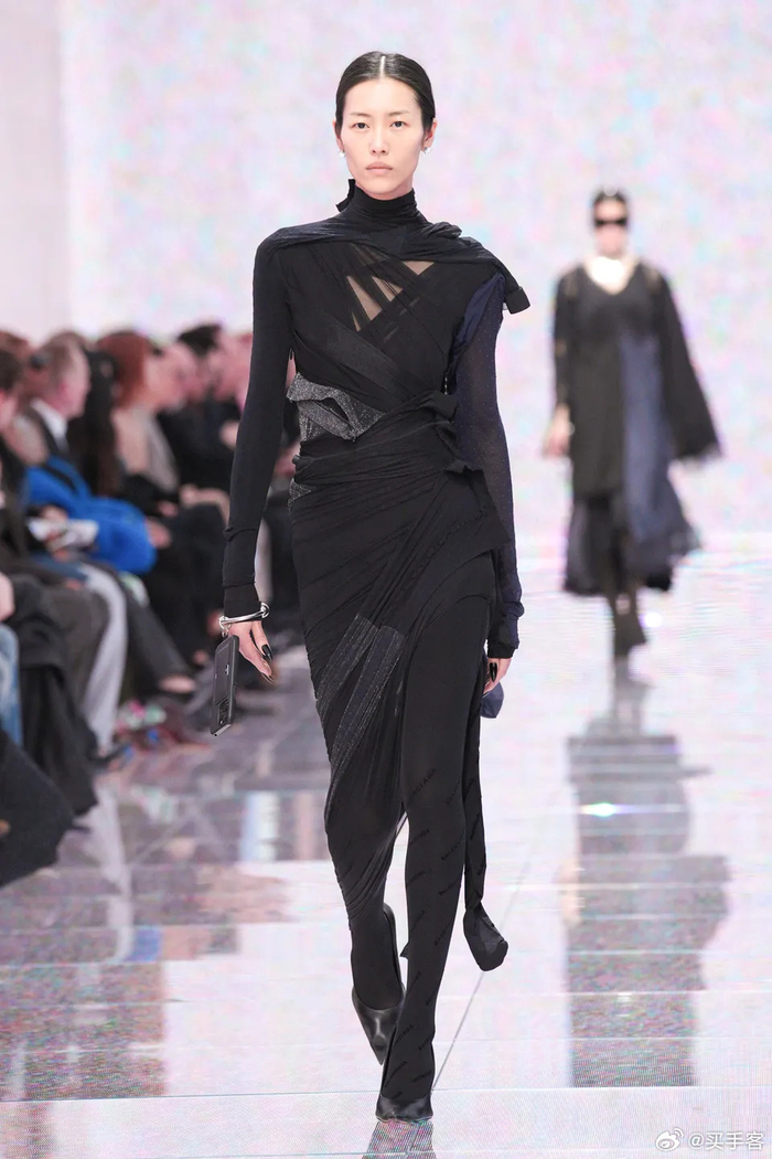 balenciaga秀场又771真秀场狂魔佩服住大表姐的勤恳了