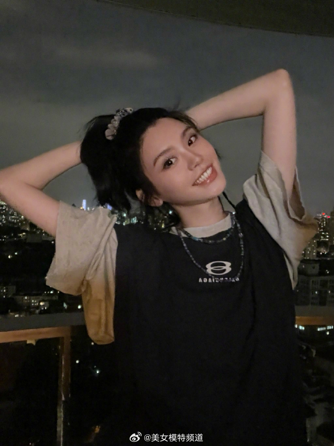 奚梦瑶高马尾随拍显少女托腮甜笑对镜头甜美比耶