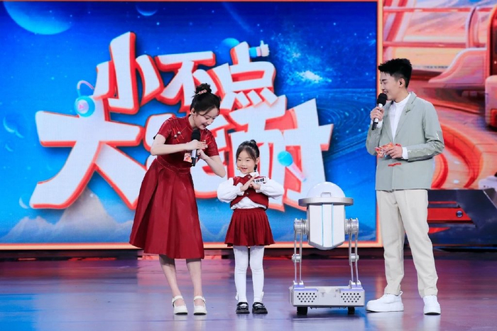 的主持人,换人跟《向幸福出发》有一拼,由李咏起家,然后朱迅,管彤,绿