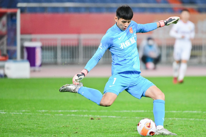 21岁前中超门将拍短剧爆火！自曝踢球时月薪3000，如今过的很好