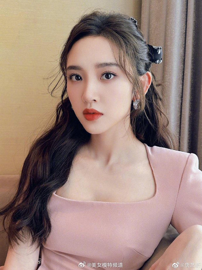 唐艺昕晒长发短发对比照 演绎知性与甜美颜值超抗打