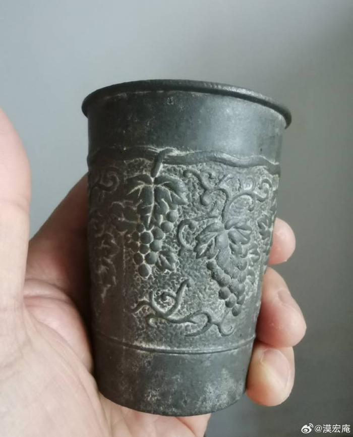 晚清锡器葡萄纹直筒形酒杯|锡器|酒杯|筒形_新浪新闻