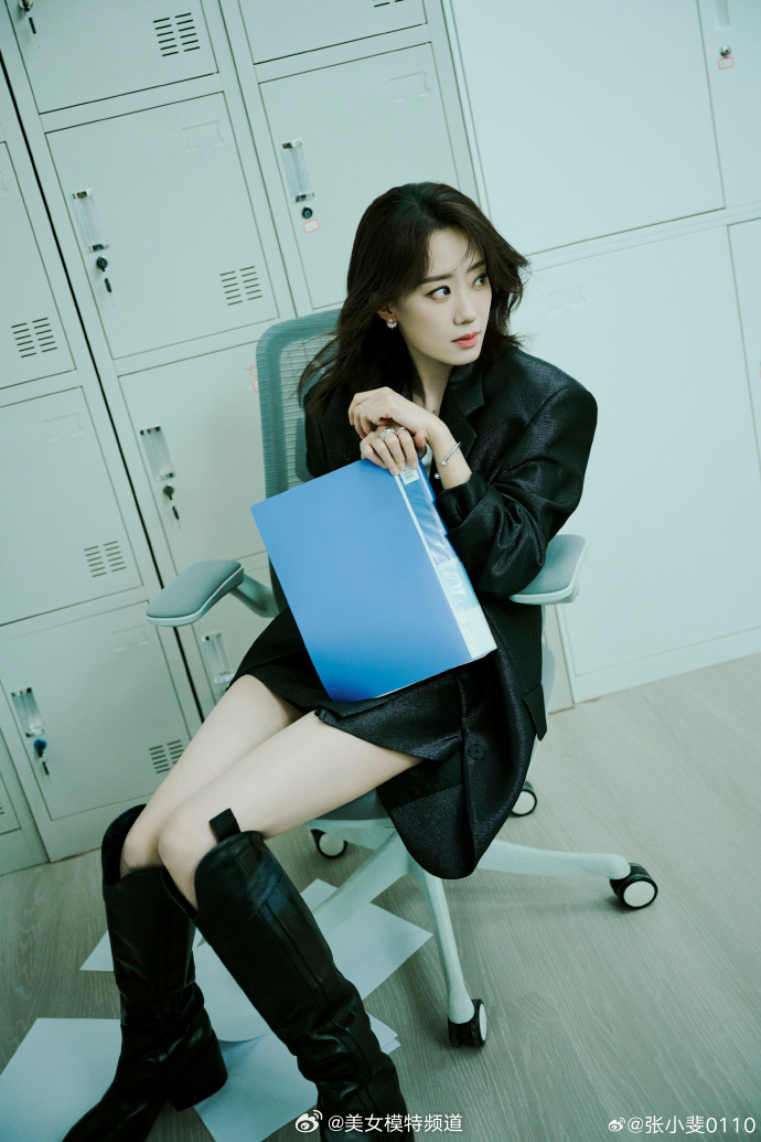 张小斐酷飒办公室大片释出西装长靴独立清冷感拉满