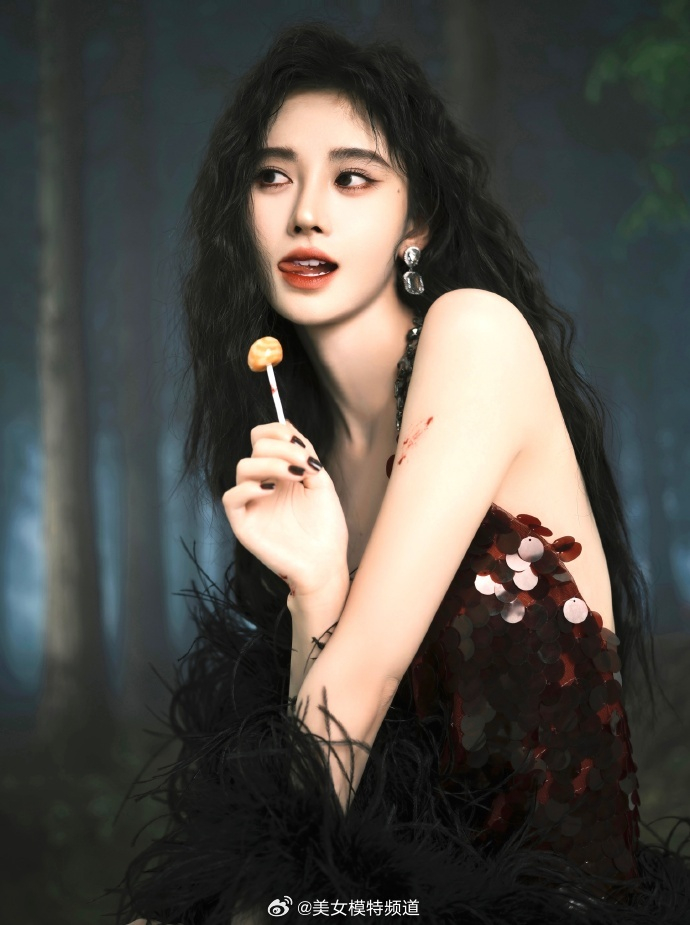 鞠婧祎分享亮片露背裙写真大片 叼棒棒糖眼神撩人