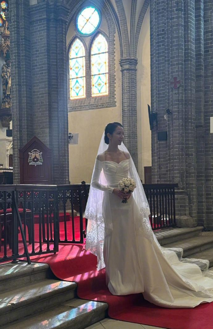 金东旭结婚,新娘是少女时代出道组成员,秀英发合照称,你太美了
