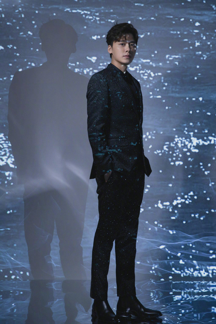 李易峰穿着boss西服套装亮相,光影交错映衬