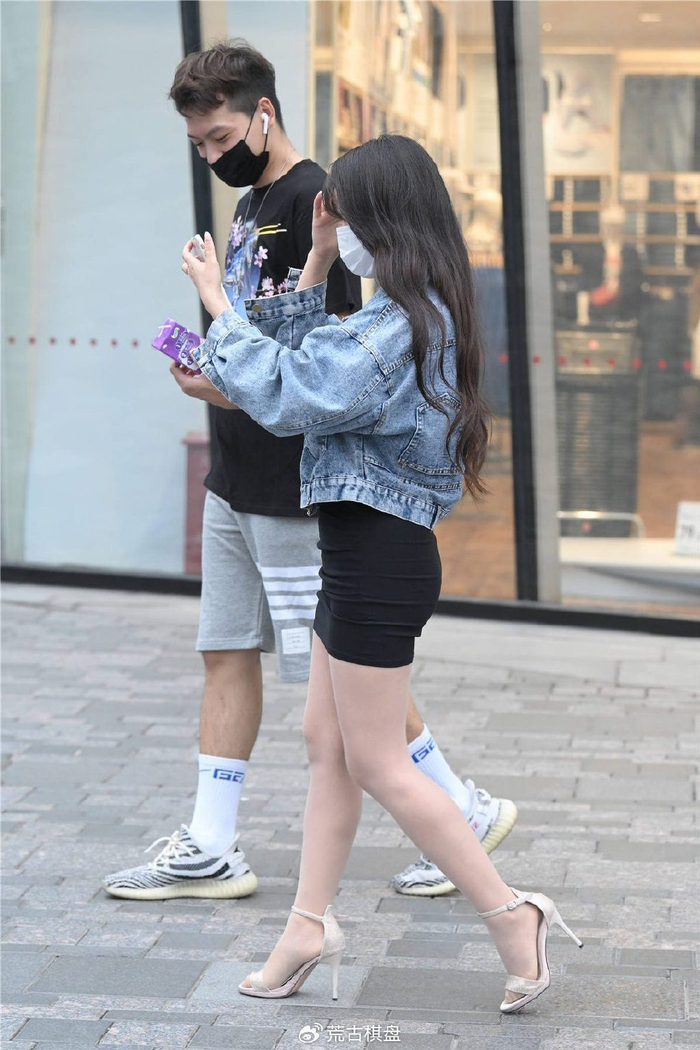 8厘米的一字带细跟凉鞋,搭配肉色丝袜,还有黑色的紧身短裙|细跟|丝袜