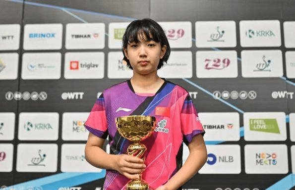 国乒13岁球王崛起,女单双冠王征服马琳,接班陈梦,专治张本美和