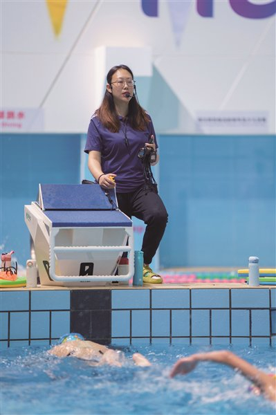 "在杭州游泳健身馆内,孙燕紧盯着队员们的一举一动,她的眼睛时刻不离