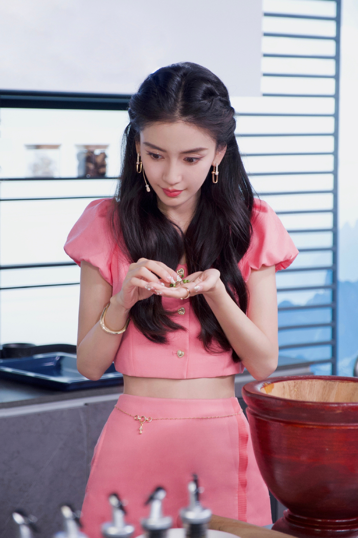 angelababy这身材管理得太好了芭比粉短裙青春靓丽的浪漫气息