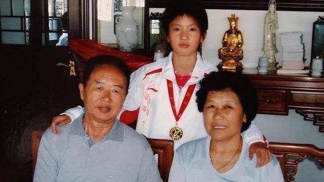 她3岁被弃，20岁获22个世界冠军，母亲后悔想认亲，结果怎样？