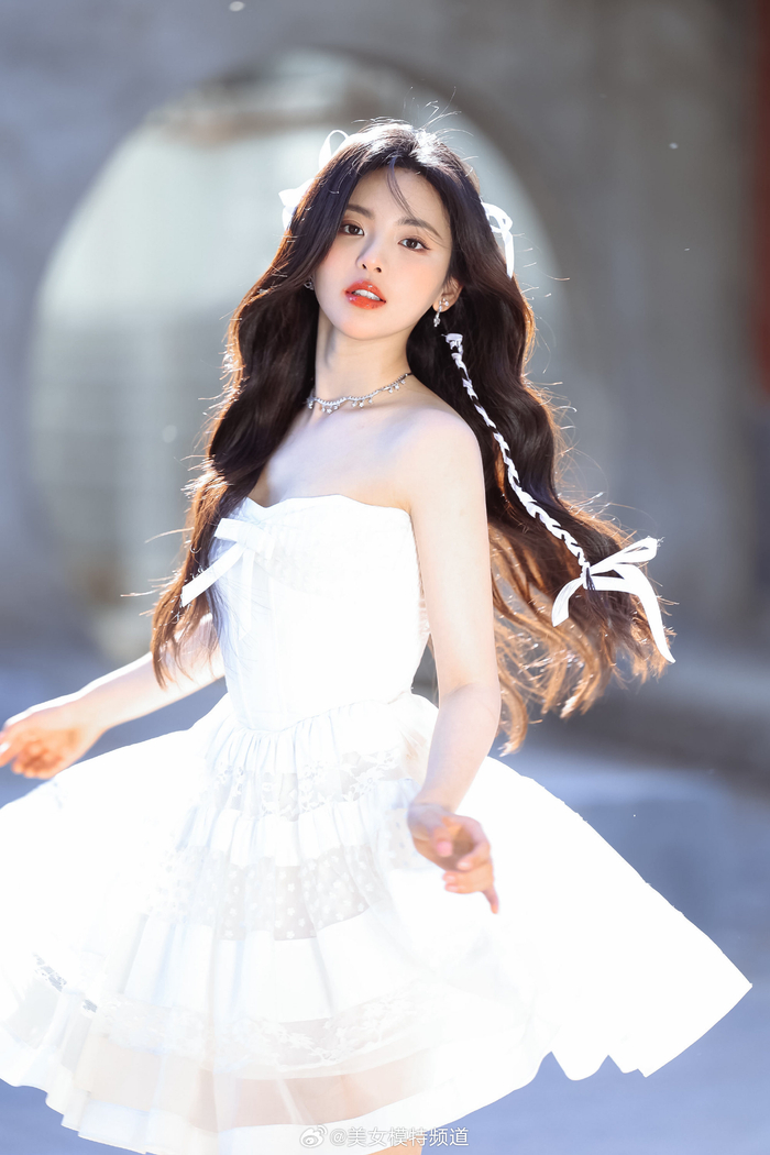 杨超越初夏鲜花大片