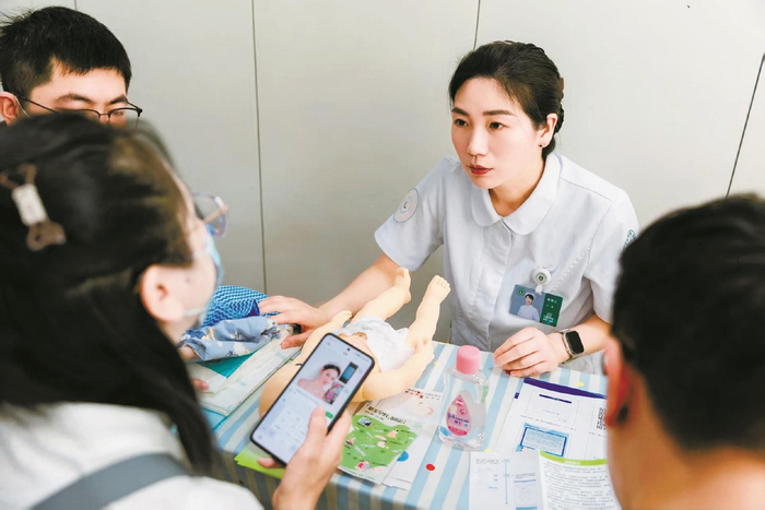 28年，她用双手托起2000多个新生命