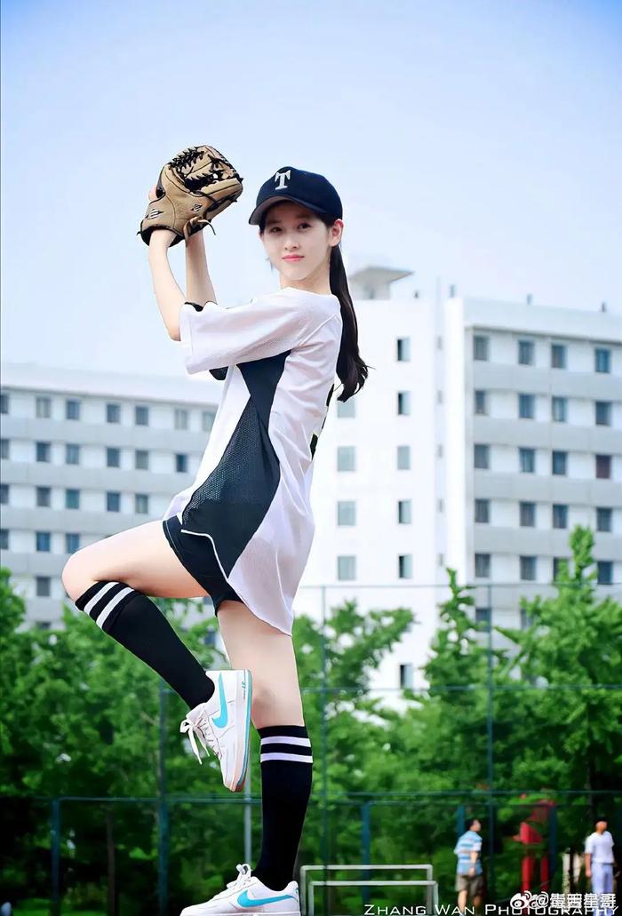章泽天在清华大学的棒球照 穿黑白运动衣配同色棒球帽