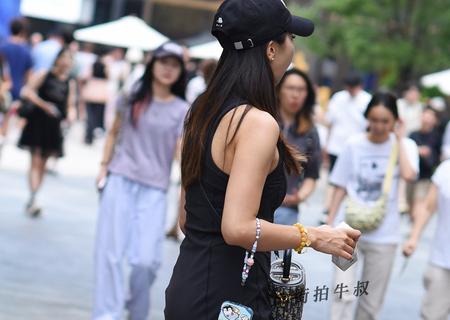 金属扣带凉鞋搭配黑色无袖短裙展现个性时尚