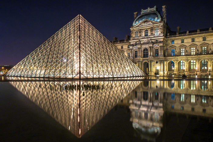 卢浮宫位于法国巴黎市中心的塞纳河北岸,位居世界四大博物馆之首.