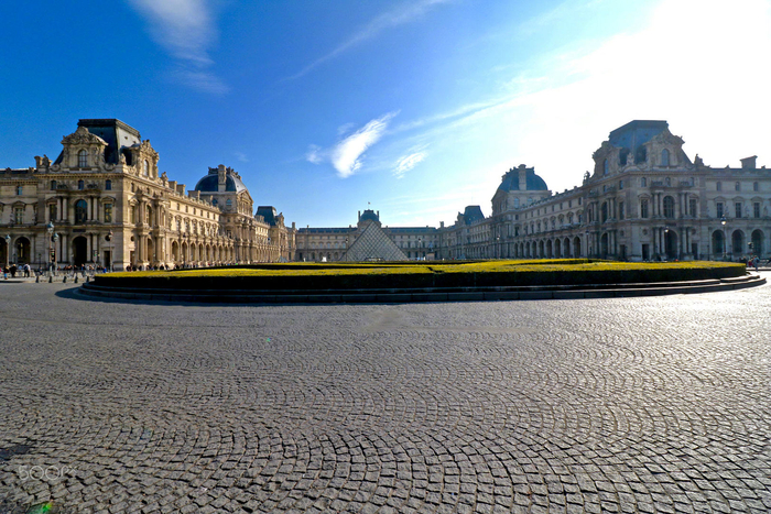卢浮宫位于法国巴黎市中心的塞纳河北岸