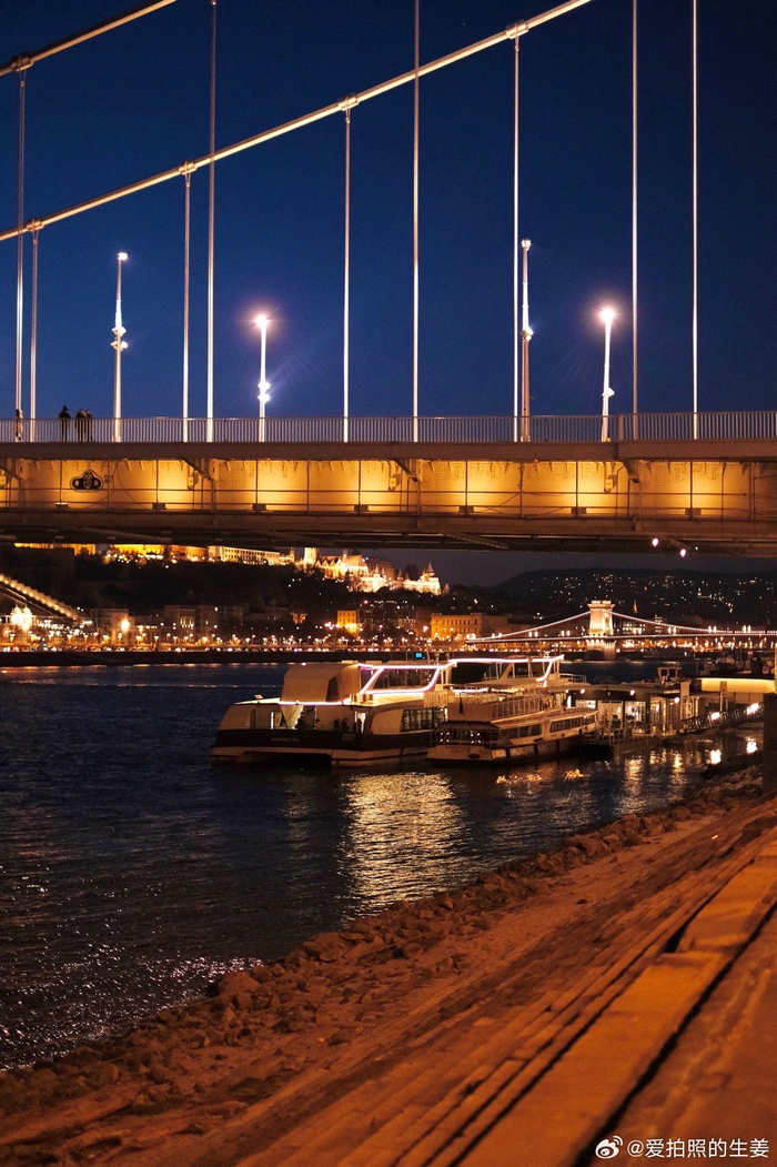 傍晚迷人的蓝色多瑙河