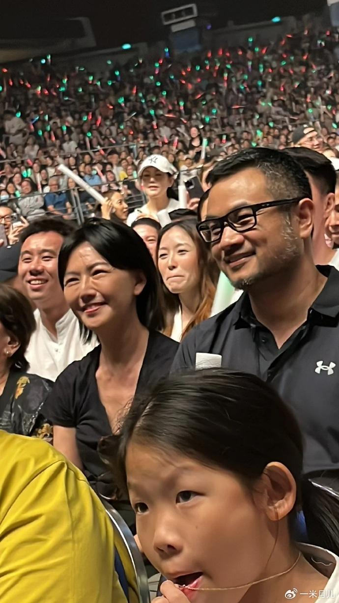 张惠妹演唱会启幕,孙燕姿携家人现身,笔芯造型太抢眼!
