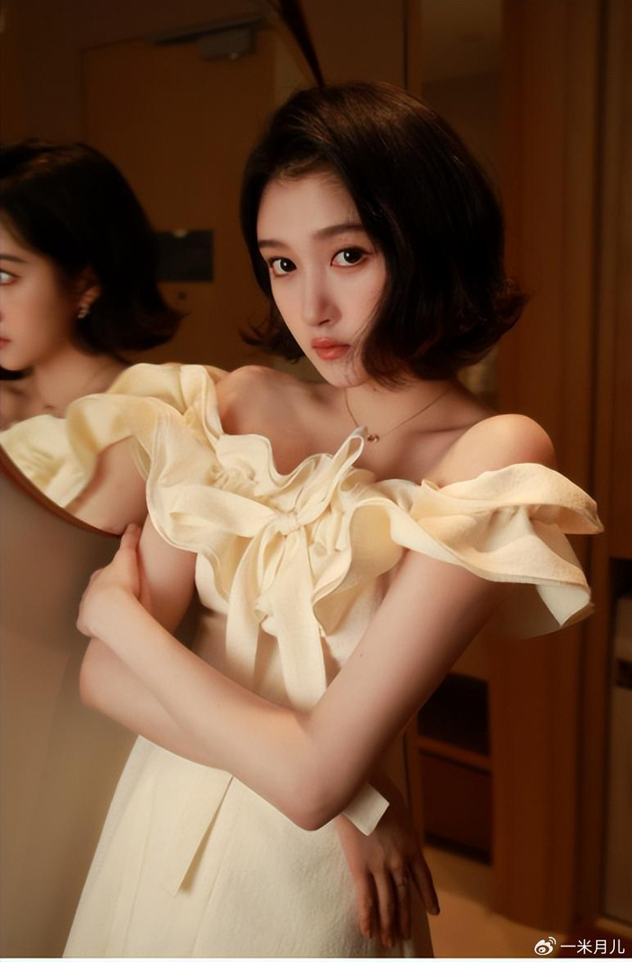 白色露肩花朵裙关晓彤短发造型俏皮可爱淑女范十足