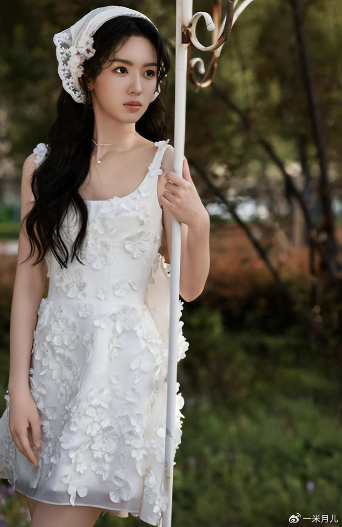周也化身田园少女清纯又可爱清新脱俗