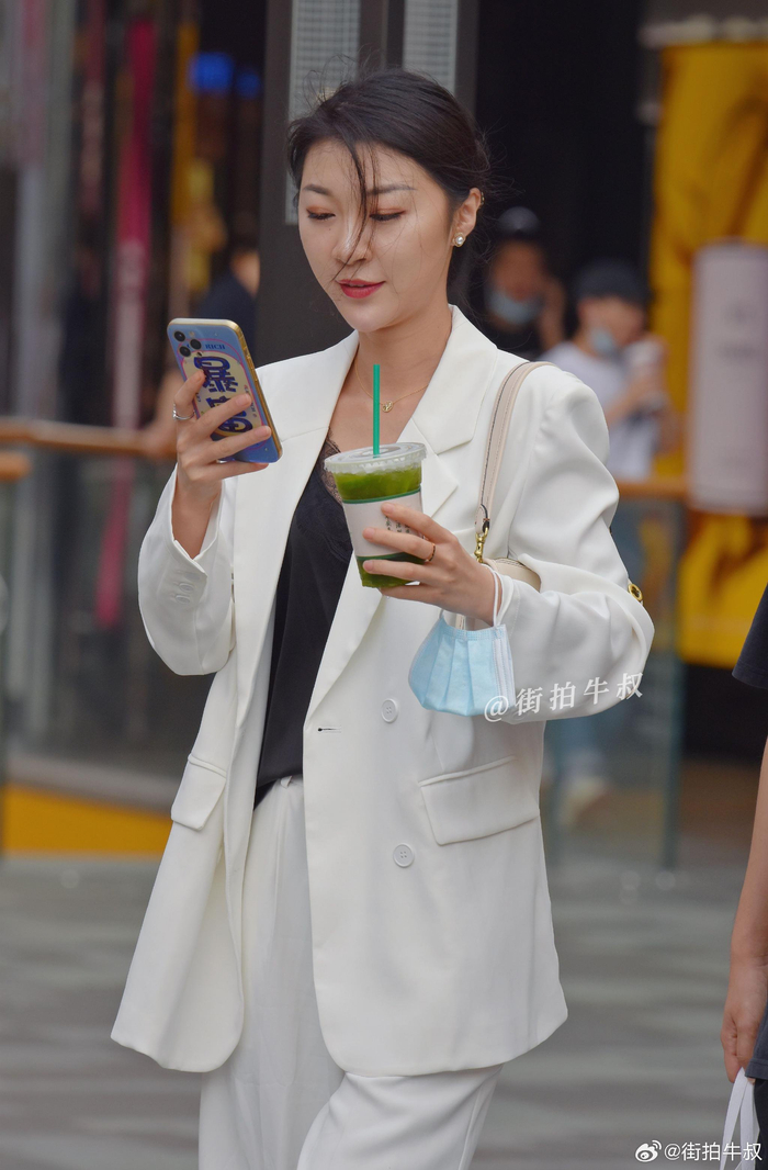 起范的白色西装美女