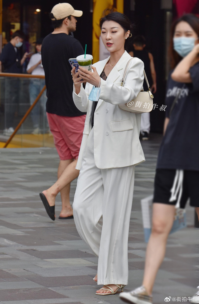 起范的白色西装美女