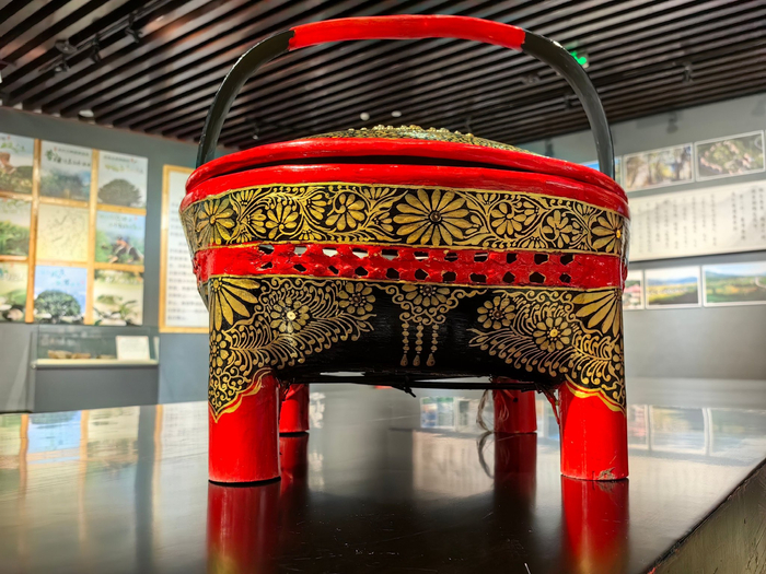 临沧市博物馆里的藏品傣族漆器提篮是傣族女子啖佛专用的工具