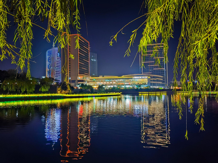 夜色下的临沧玉龙湖,灯光亮起,佤山凤城与锁水阁如梦如幻