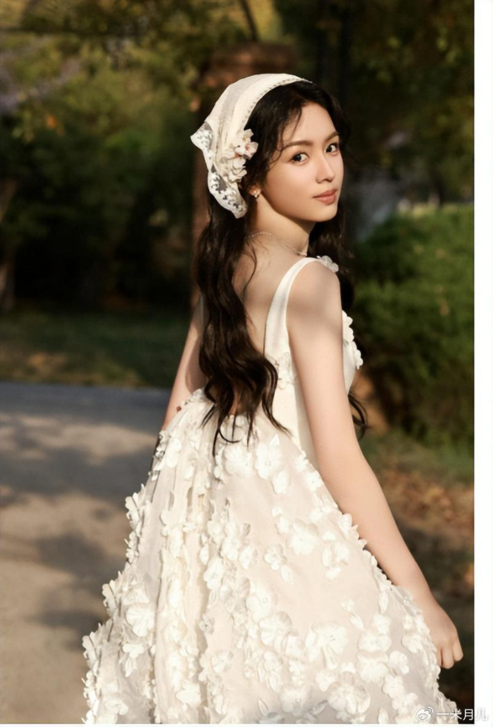 周也化身田园少女清纯又可爱清新脱俗