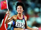 退役后定居美国，3个孩子3个爹，53岁奥运冠军王军霞如今咋样了？