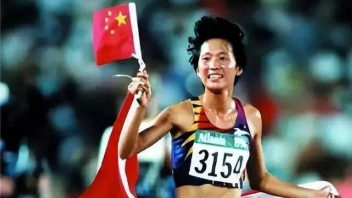 “东方神鹿”王军霞：退役后移居美国，3个孩子3个爹，现在过得咋样？